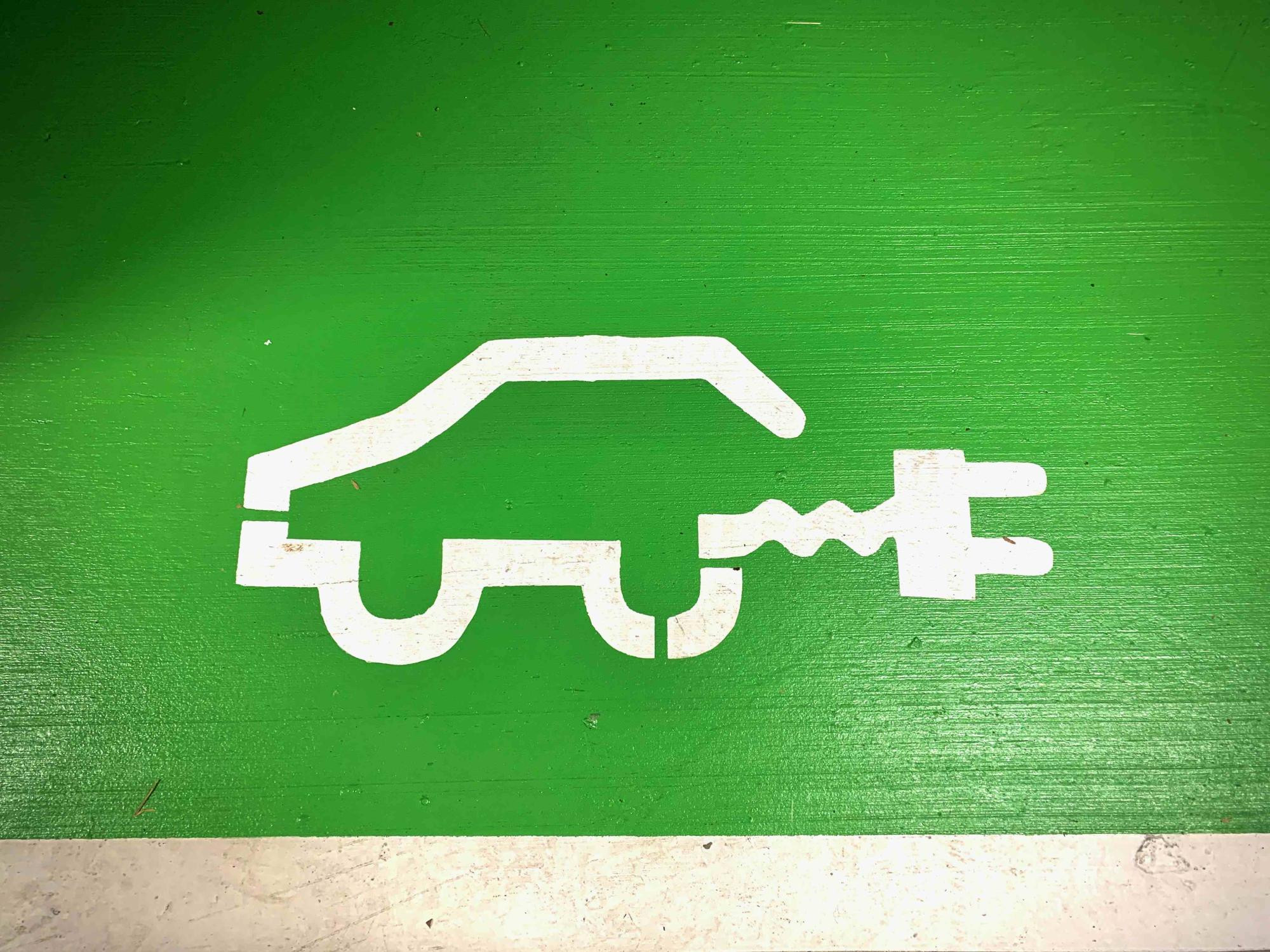 64da0521780d51edfcf21780_stopcontact op land - sol - elektrische voertuigen - opladen