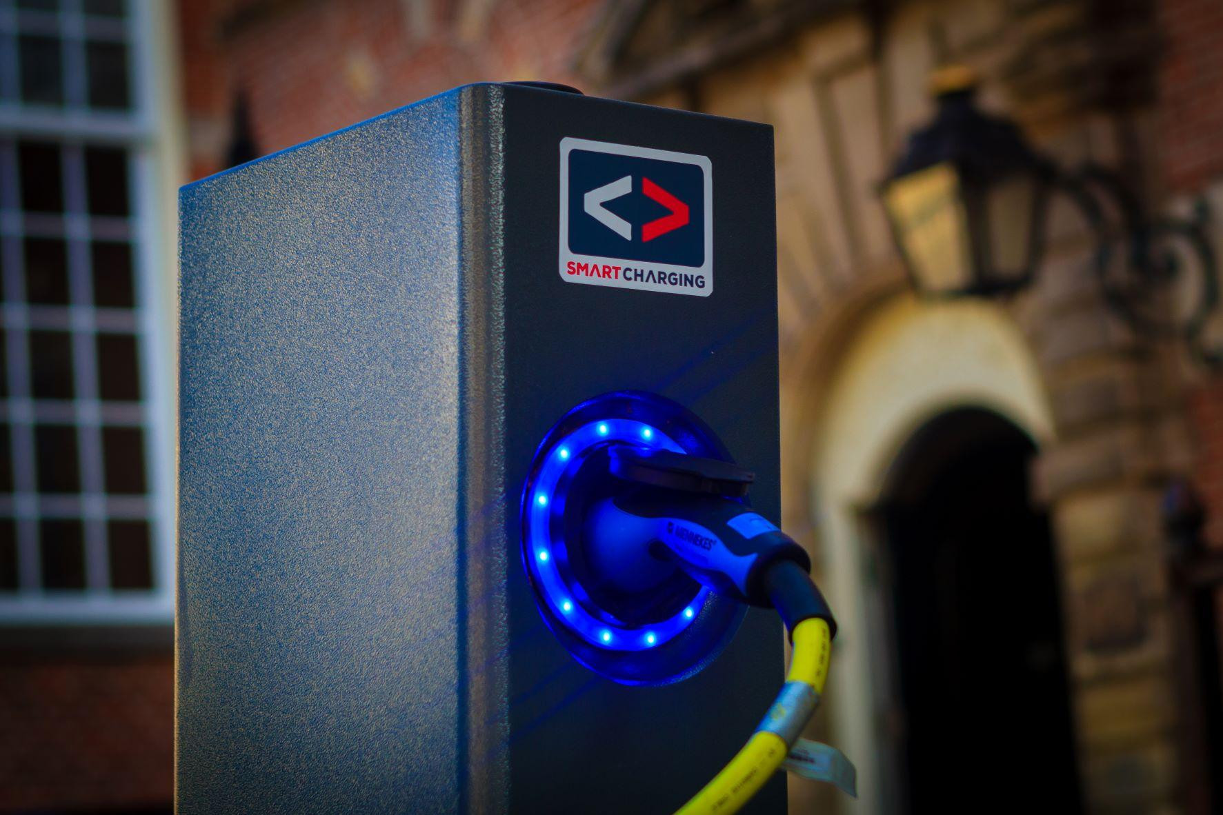 627bdbea8378de0227a2c1cb_Strategie Nul Emissie Mobiliteit - Rotterdam - Laadpaal