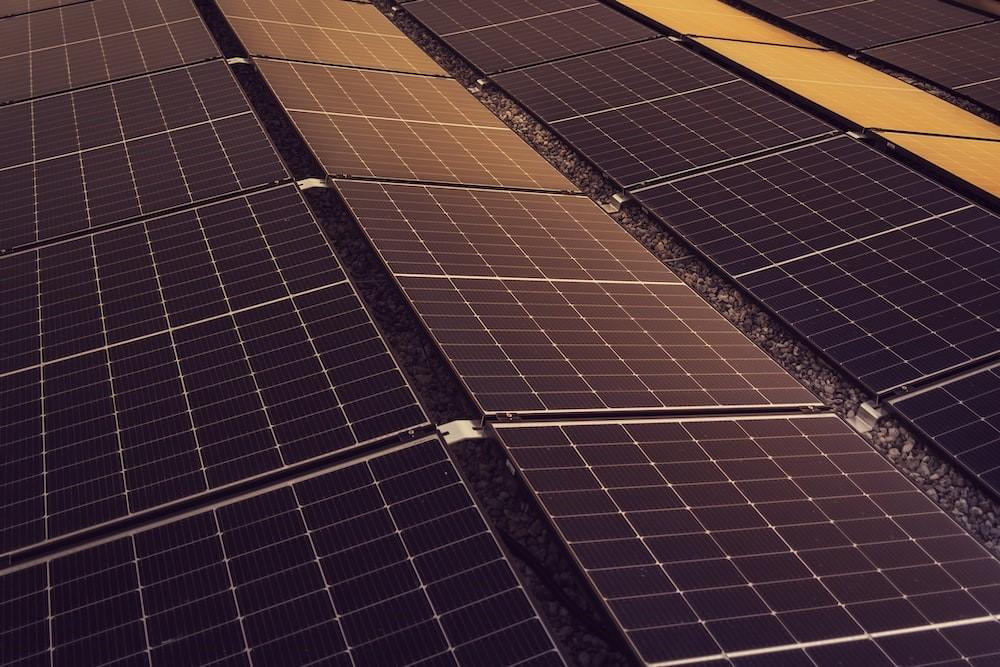 655cc09cff3ea687effa7ffa_zon op grote daken - zonnepanelen - energietransitie - duurzame opwek