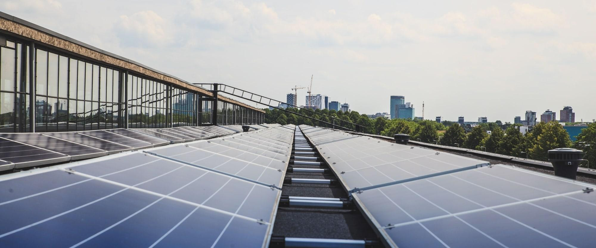 68b1ad229327f379a5e460a1_zon op daken